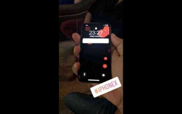 iPhone Xの実機で動作する「新しい動く壁紙（Dynamic Wallpaper）」のビデオ