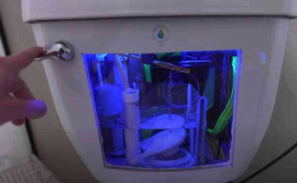 YouTuberが、DIYでトイレをゲーミングPC に変える