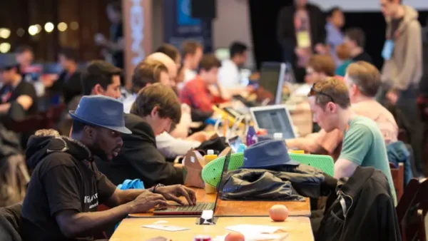 ハッカソンが、オンラインで人身売買された数十人のウクライナ難民を発見