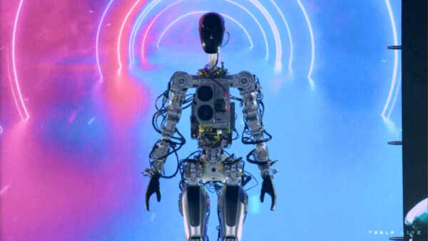 テスラ、AI Day 2022で凄いヒューマンロボットのプロトタイプを初披露（動画あり）