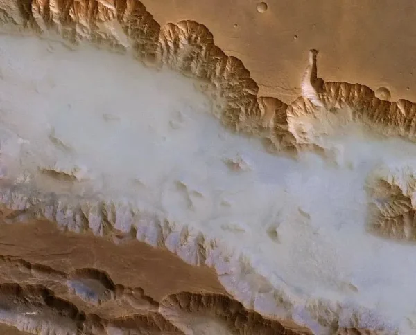 火星で発見された巨大な水（氷）の堆積物
